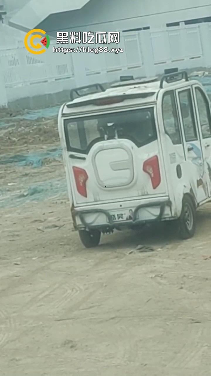 大爷老头乐三蹦子车震操大妈,1分钟干翻大妈让人爽整天,大姐裤子一提骑电驴,满脸淫笑回家做饭!