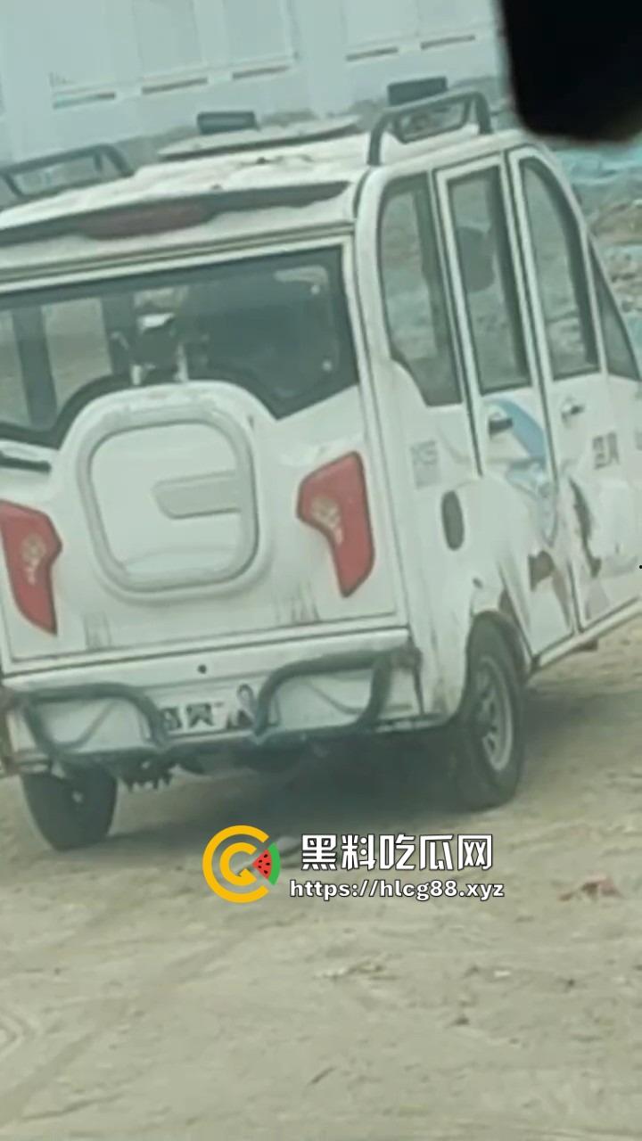 大爷老头乐三蹦子车震操大妈,1分钟干翻大妈让人爽整天,大姐裤子一提骑电驴,满脸淫笑回家做饭!