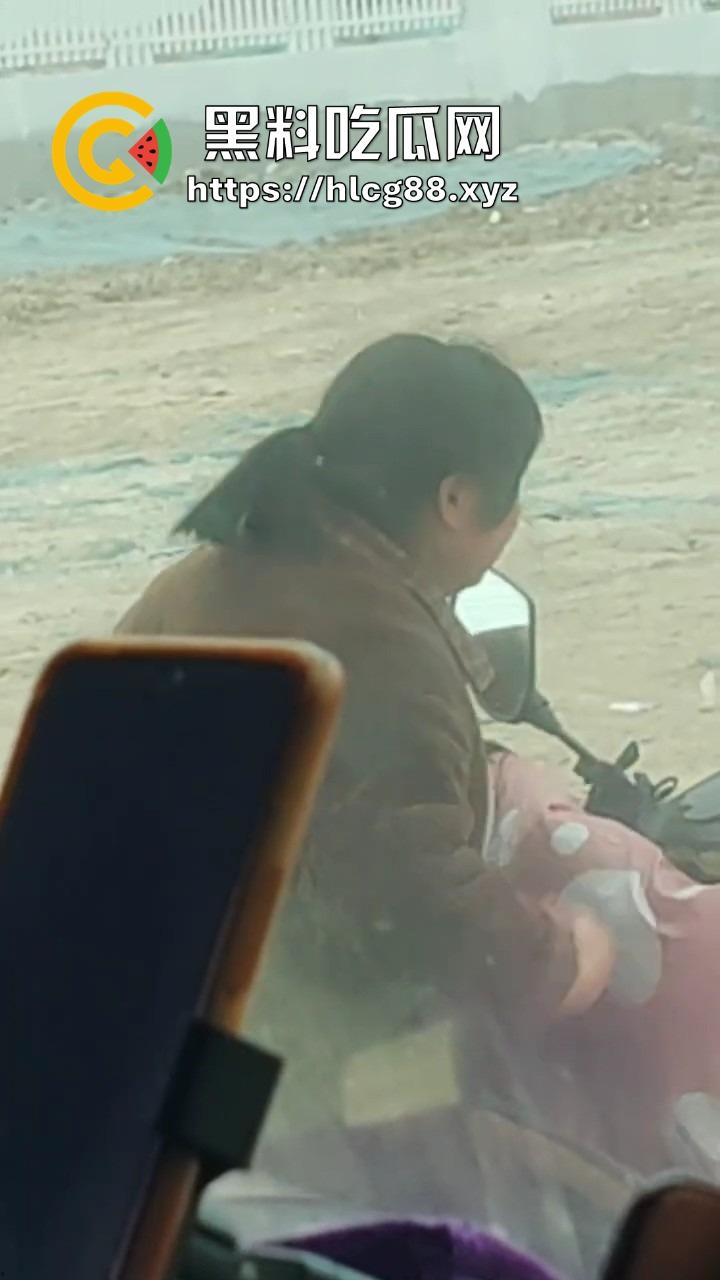 大爷老头乐三蹦子车震操大妈,1分钟干翻大妈让人爽整天,大姐裤子一提骑电驴,满脸淫笑回家做饭!