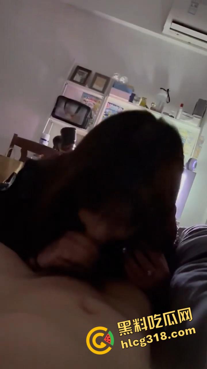 清纯反差大学生【程雨琴】大姨妈刚走,迫不及待的来舔男友的大肉棒,被单枪直入操的娇喘连连 !