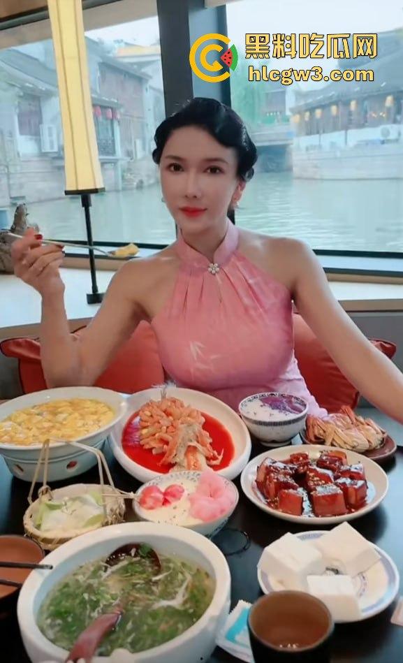 抖音快手400万粉丝网红【龚玥菲】私密裸聊视频外泄!这个骚逼捞金不择手段,露逼挑逗金主花样多