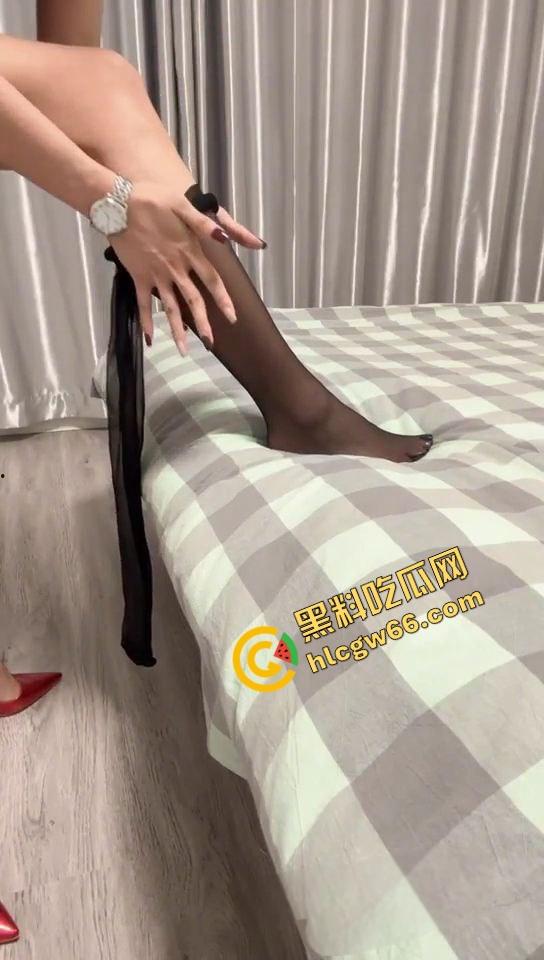 贵阳茅台老板娘【闪总】酒卖不动干脆卖逼,微信流出剧情福利包,护士装口交挑逗骚到爆!