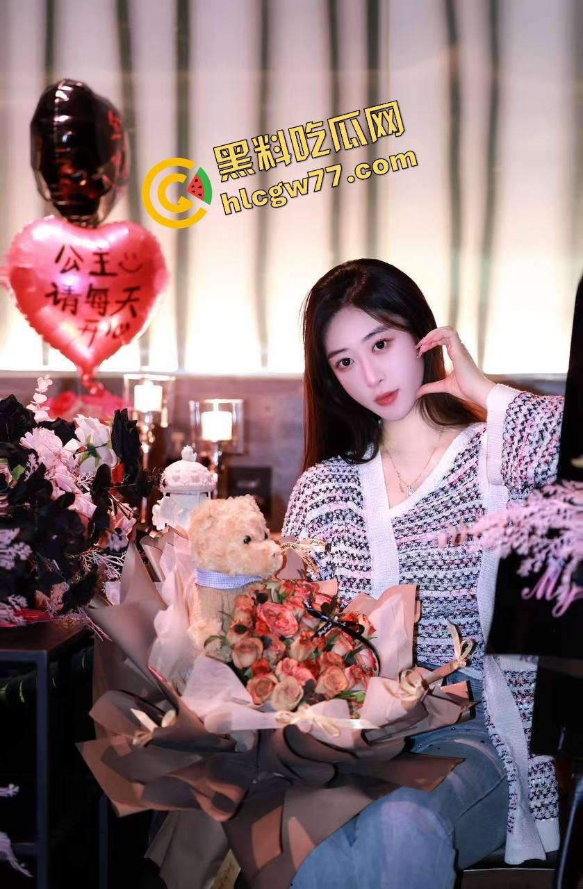 老牛吃嫩草 90后骚逼老婆轻轻一揉就喷水，不用插进去光摸就高潮，别太离谱！