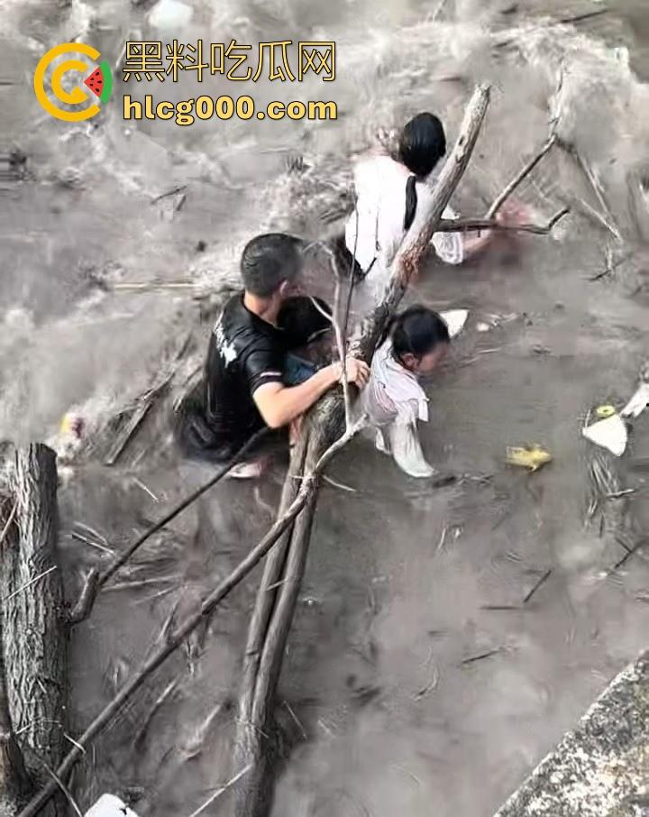 好悬啊！杭州闻堰突然大潮，小朋友在河边玩，未及时发觉被洪水冲走，还好及时抓住了树枝解救，险象环生！