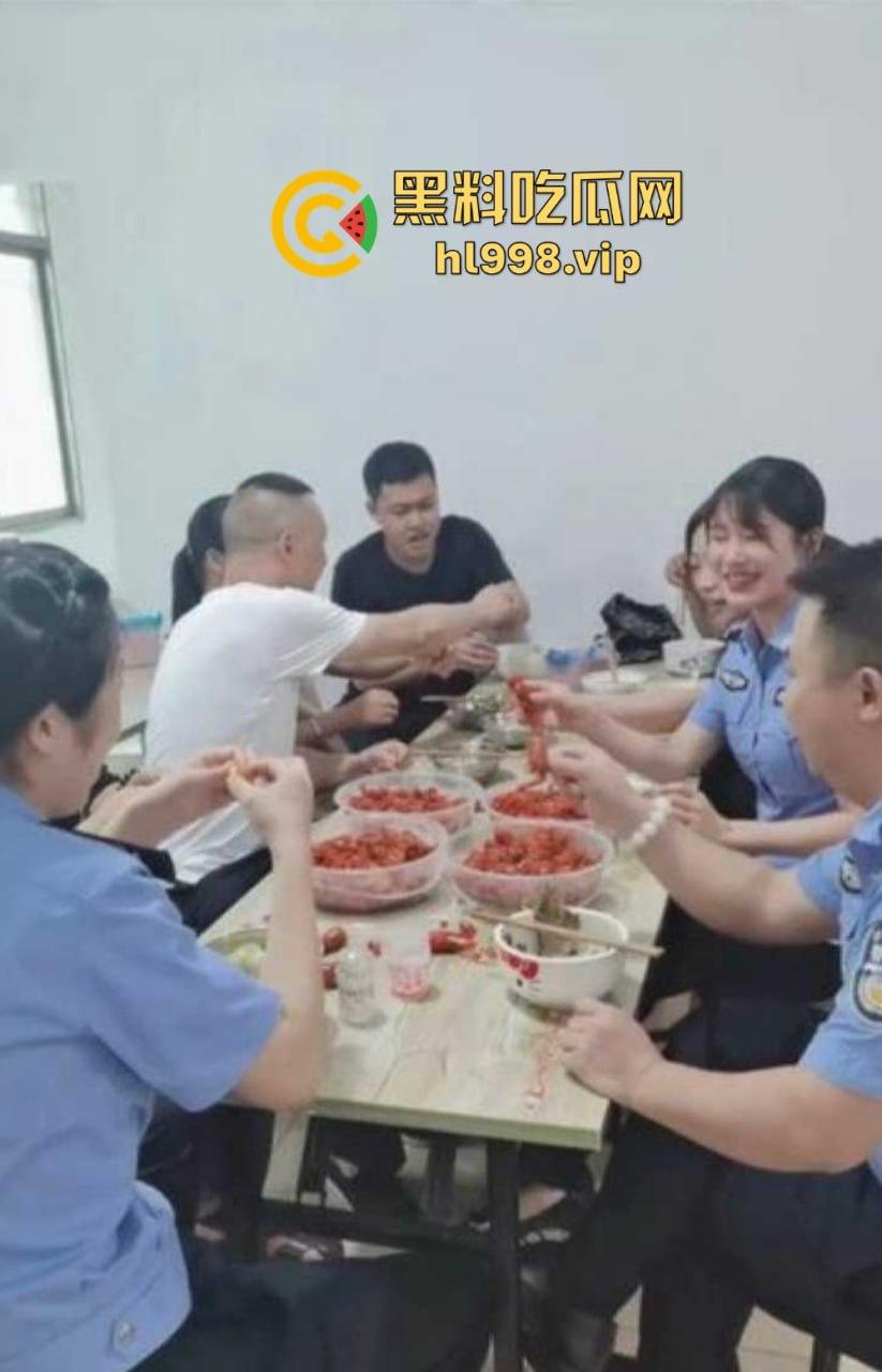 民警变成变态淫魔！外网发布与女警的性爱视频，穿警服口交、后入爆操，极品警花无处遁形！