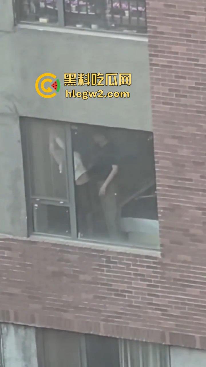 隔壁楼男子窗户边吊打女子调教 小皮鞭啪啪作响还疯狂RUA胸 奶子都反光了这拍视频的哥们真是个神!