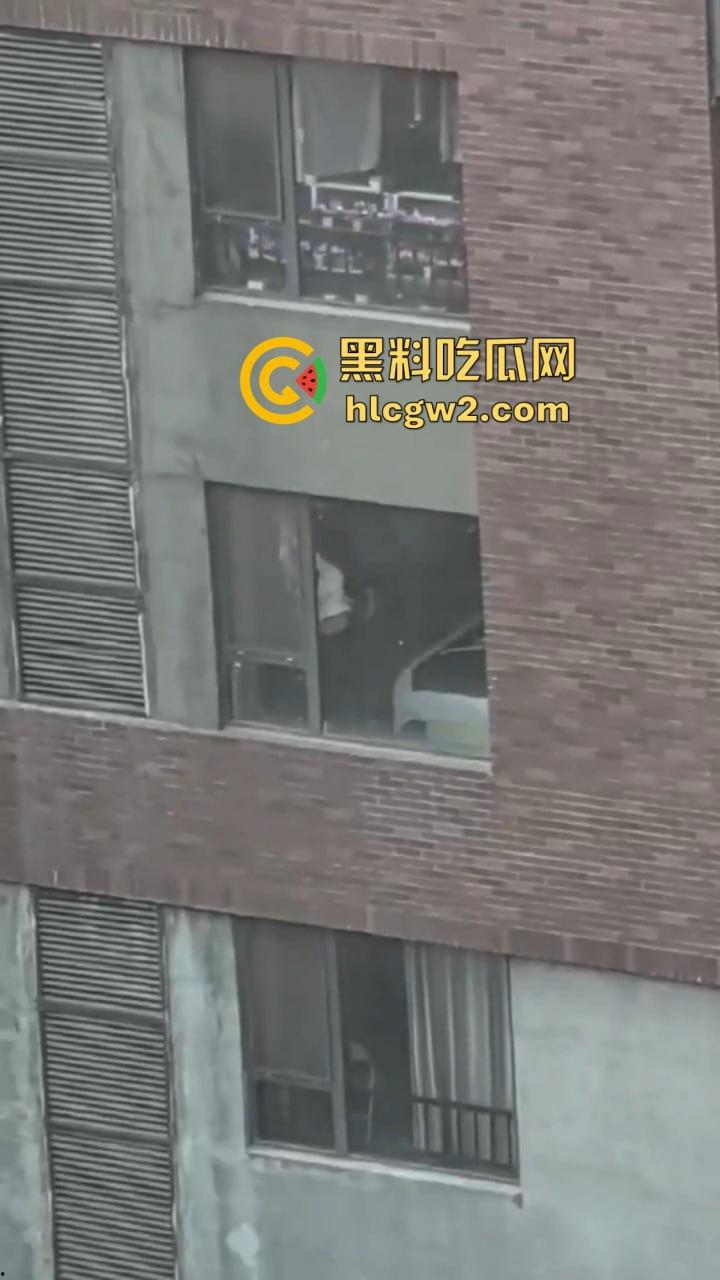 隔壁楼男子窗户边吊打女子调教 小皮鞭啪啪作响还疯狂RUA胸 奶子都反光了这拍视频的哥们真是个神!