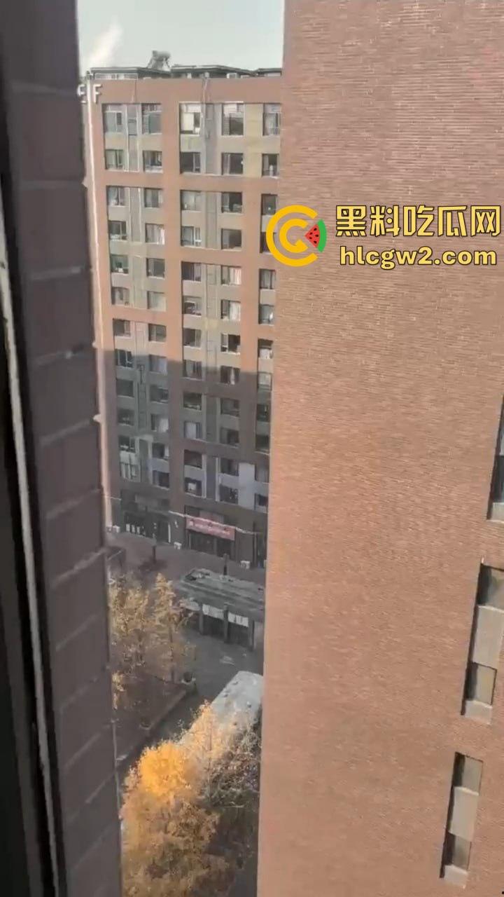 隔壁楼男子窗户边吊打女子调教 小皮鞭啪啪作响还疯狂RUA胸 奶子都反光了这拍视频的哥们真是个神!