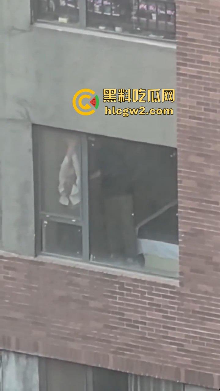 隔壁楼男子窗户边吊打女子调教 小皮鞭啪啪作响还疯狂RUA胸 奶子都反光了这拍视频的哥们真是个神!