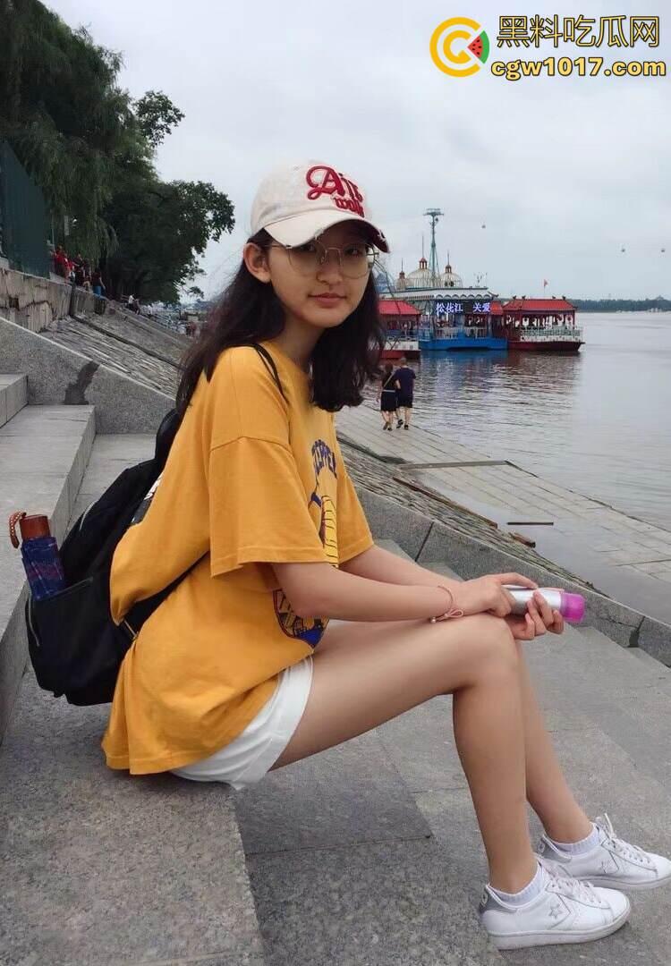 瓜友投稿：一顿海底捞＋一场电影成功拿下高二眼镜妹！嫩穴紧的差点夹爆鸡儿，可惜居然不是处了！