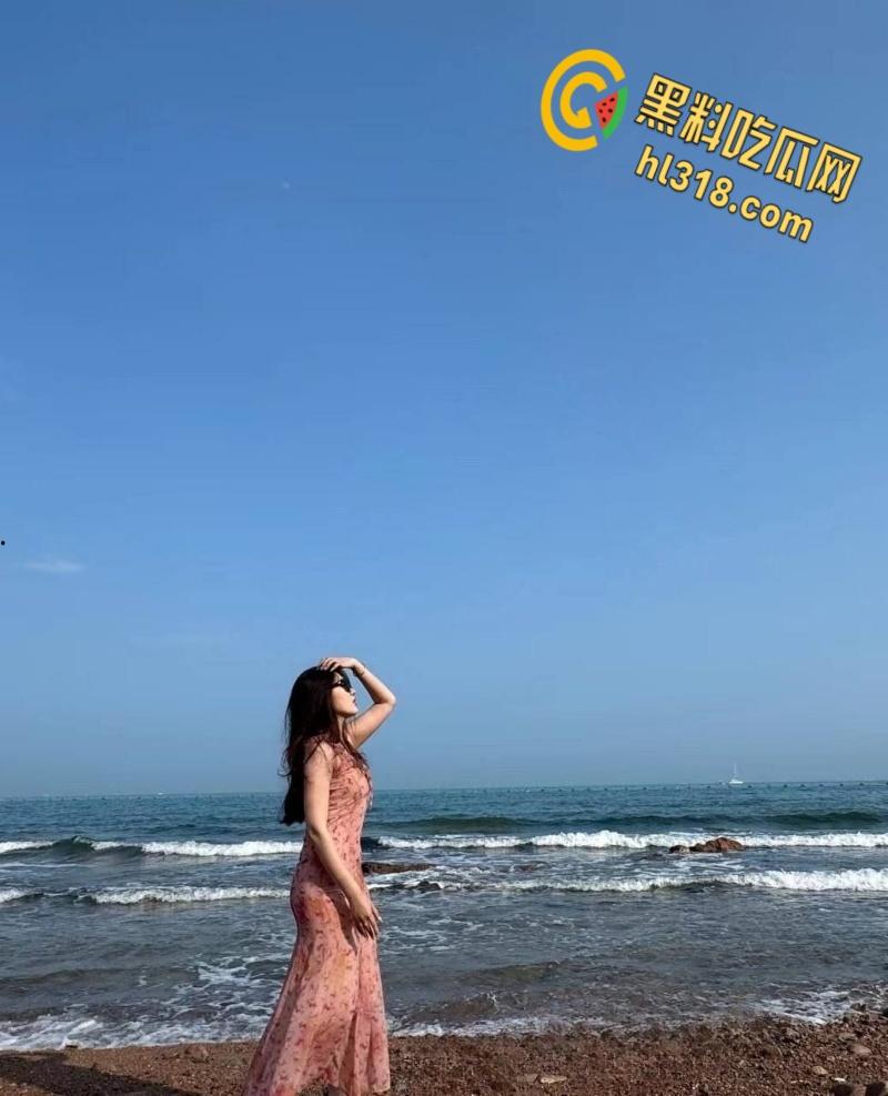 青岛大学眼镜妹【文钰】，主动跪舔男友大屌，口技精堪疯狂榨精，十个眼镜九个骚，四眼妹从不让人失望 !