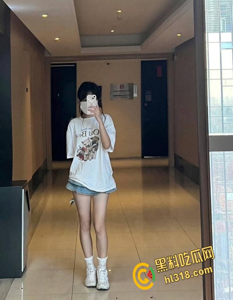 青岛大学眼镜妹【文钰】,主动跪舔男友大屌,口技精堪疯狂榨精,十个眼镜九个骚,四眼妹从不让人失望 !