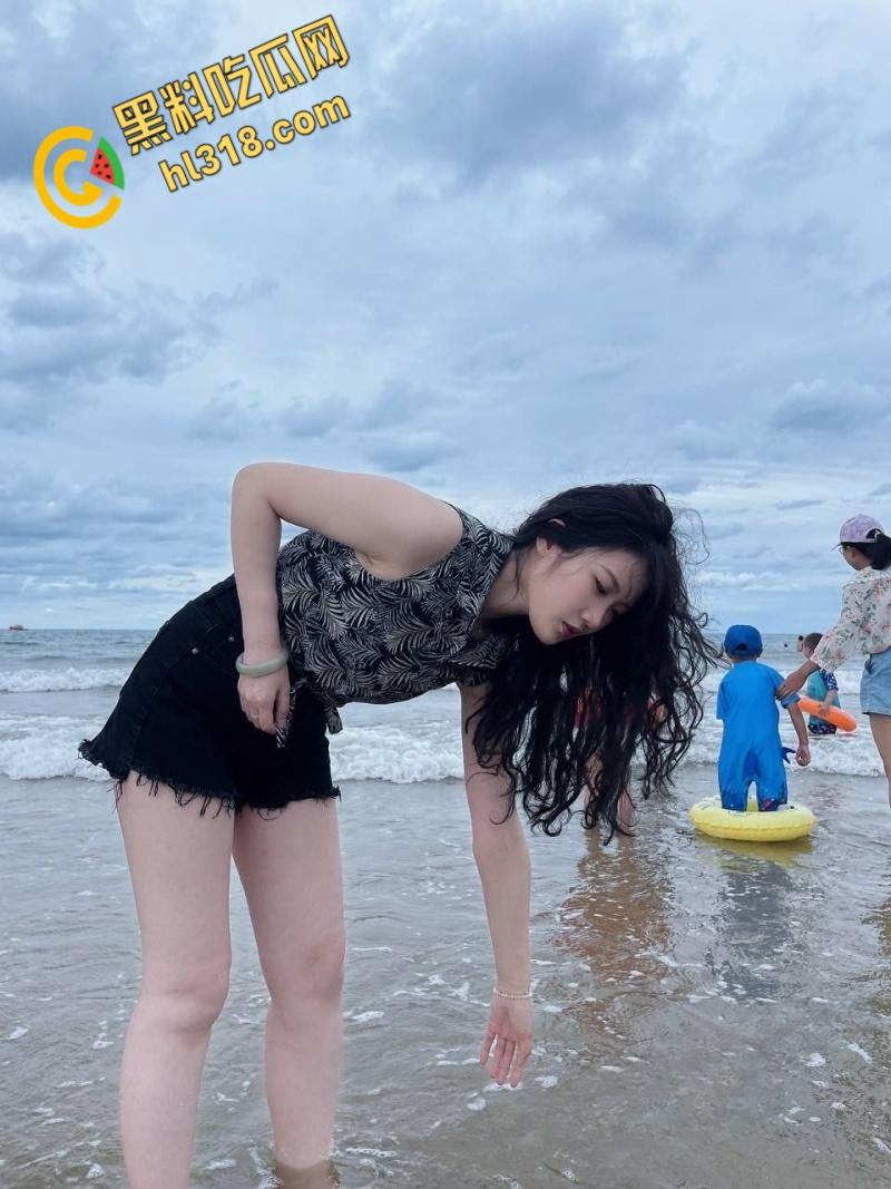 青岛大学眼镜妹【文钰】,主动跪舔男友大屌,口技精堪疯狂榨精,十个眼镜九个骚,四眼妹从不让人失望 !