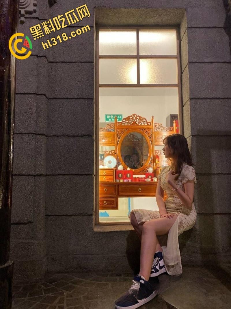 青岛大学眼镜妹【文钰】,主动跪舔男友大屌,口技精堪疯狂榨精,十个眼镜九个骚,四眼妹从不让人失望 !