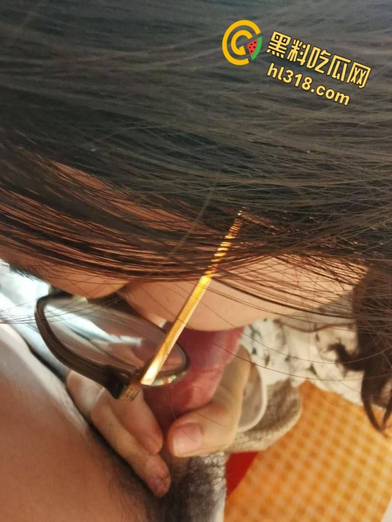 青岛大学眼镜妹【文钰】,主动跪舔男友大屌,口技精堪疯狂榨精,十个眼镜九个骚,四眼妹从不让人失望 !