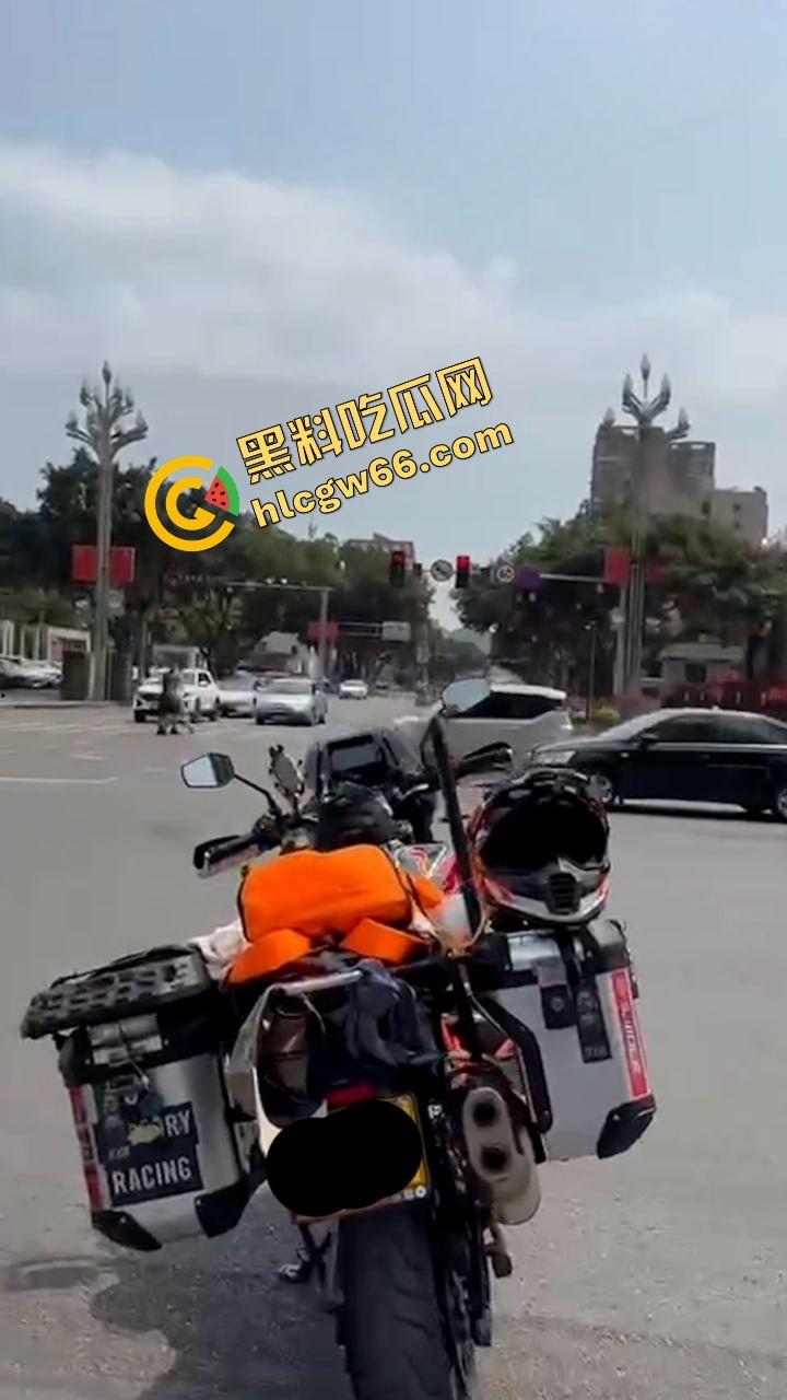 德阳妈逼哥火力全开!宝马别车还理直气壮?网红张某当街开骂骂出天际,含妈量爆表直接骂进热搜!