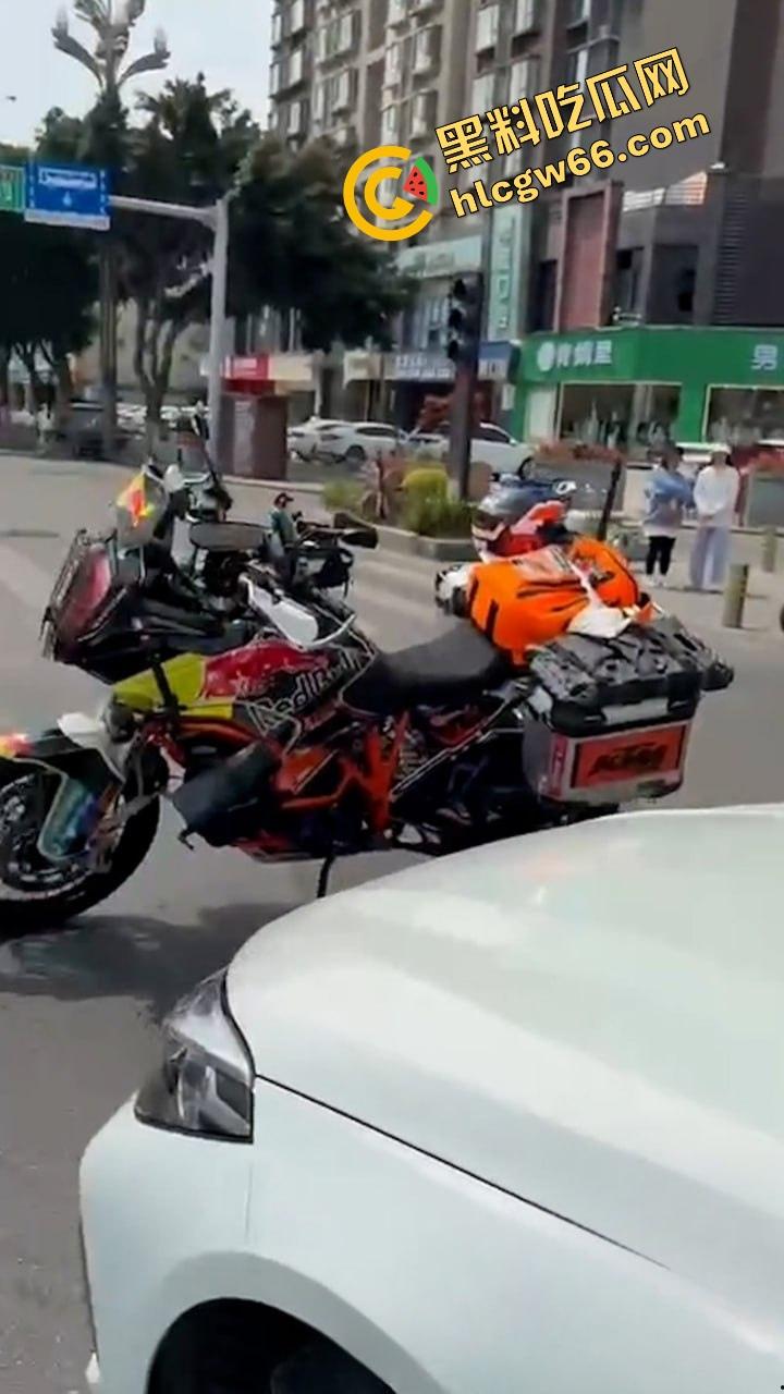 德阳妈逼哥火力全开!宝马别车还理直气壮?网红张某当街开骂骂出天际,含妈量爆表直接骂进热搜!