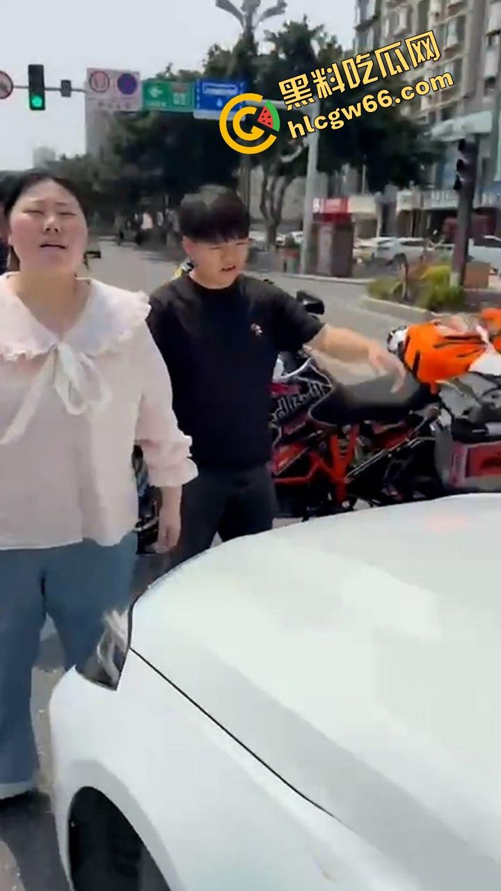 德阳妈逼哥火力全开!宝马别车还理直气壮?网红张某当街开骂骂出天际,含妈量爆表直接骂进热搜!