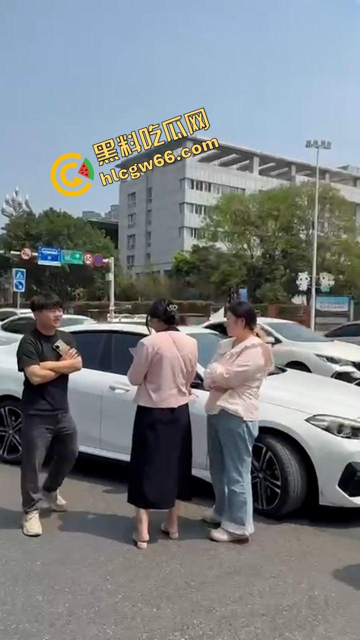 德阳妈逼哥火力全开!宝马别车还理直气壮?网红张某当街开骂骂出天际,含妈量爆表直接骂进热搜!