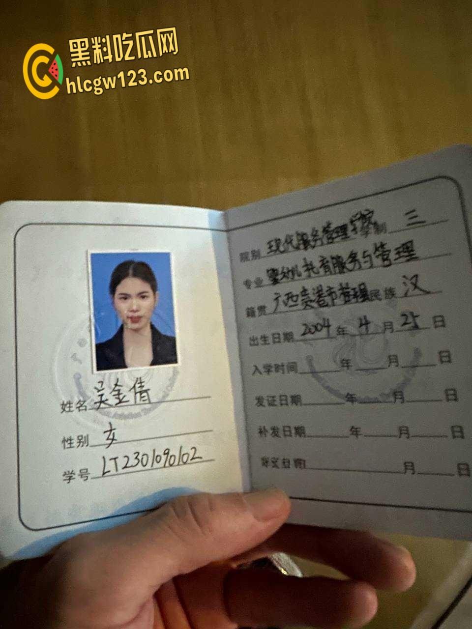 广西贵港04年【吴金倩】，反差骚货翘着屁股等着炮友后入，无套约炮成瘾 ！