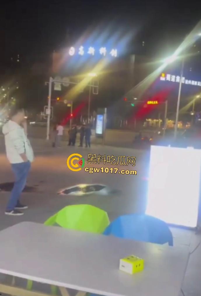 达州街头“刀皇”用菜刀袭警,小冲突变警匪大戏,警车撞击刀皇还能立马站起来,女友抱腿才能制服,太牛逼了!