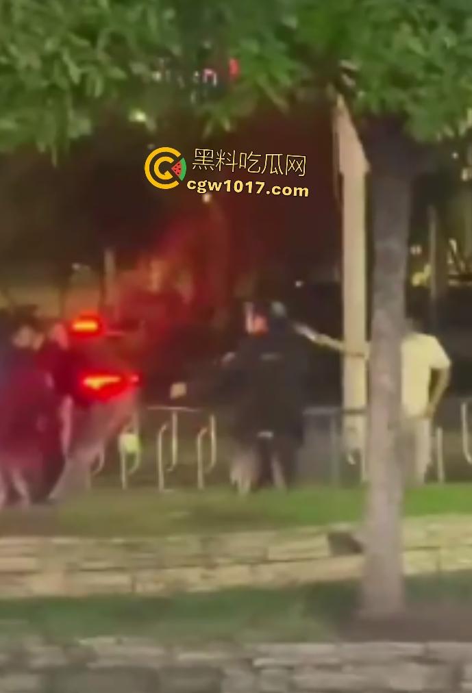 达州街头“刀皇”用菜刀袭警,小冲突变警匪大戏,警车撞击刀皇还能立马站起来,女友抱腿才能制服,太牛逼了!