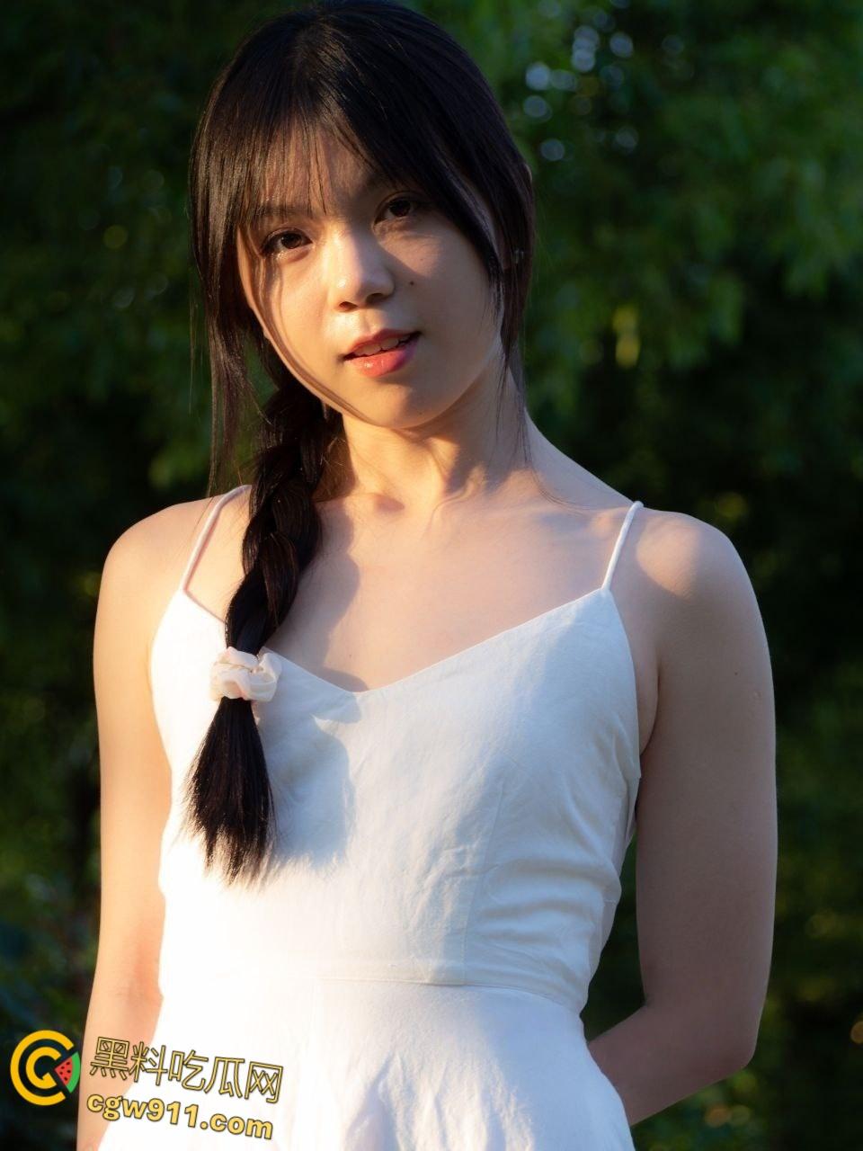 广东佛山新婚小夫妻,趁着休婚假在家疯狂做爱,开档黑丝足交韵味十足,蒙眼调教后入翘臀 !