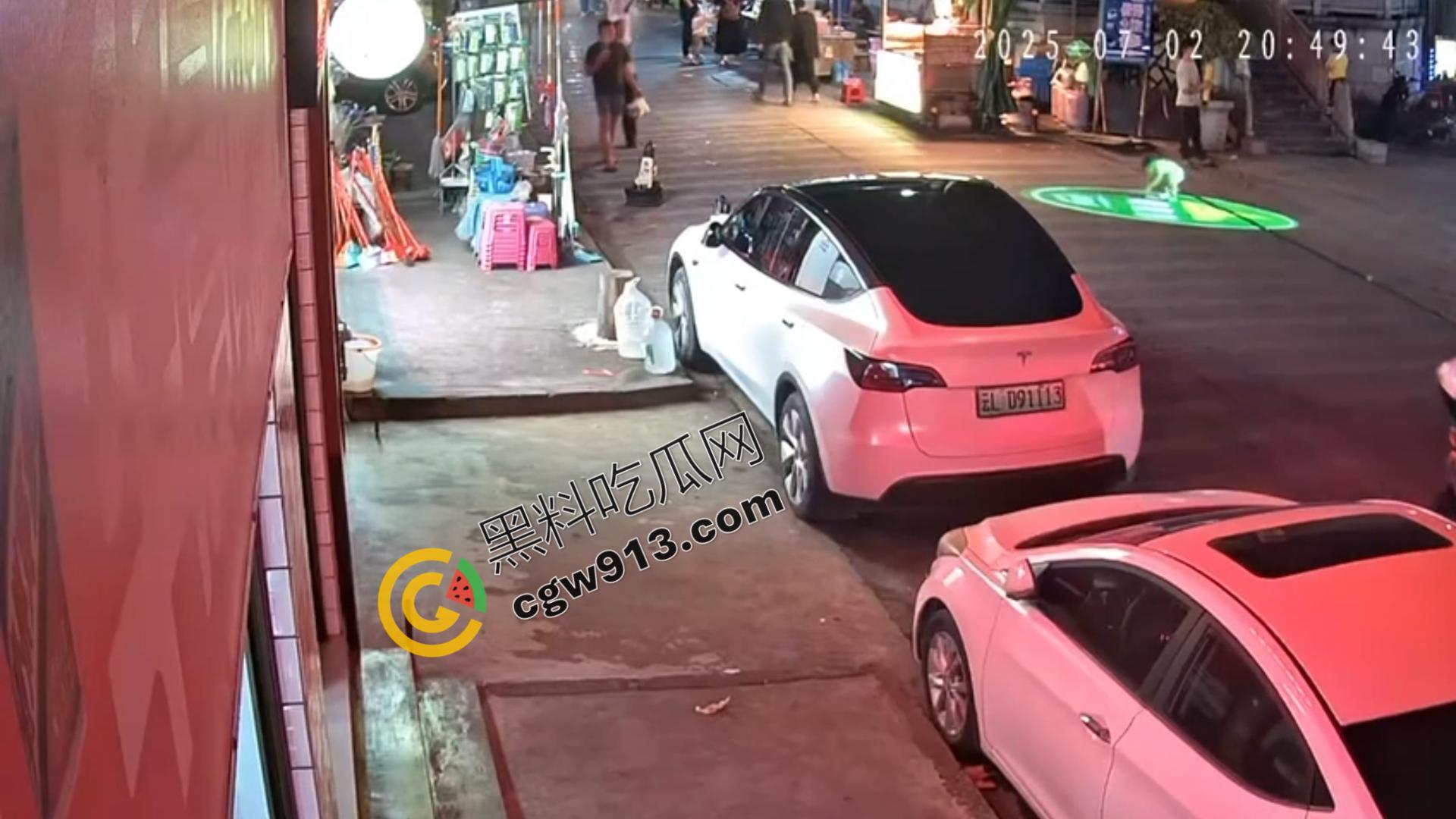 小童惨遭死亡车轮碾压！父母失职还是司机无辜？大理街头目睹令人心碎一幕