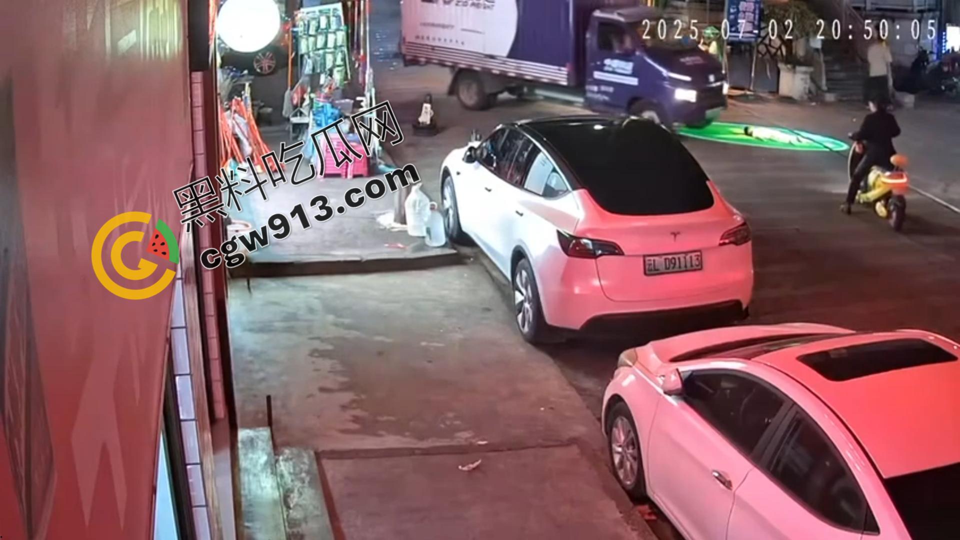 小童惨遭死亡车轮碾压!父母失职还是司机无辜?大理街头目睹令人心碎一幕