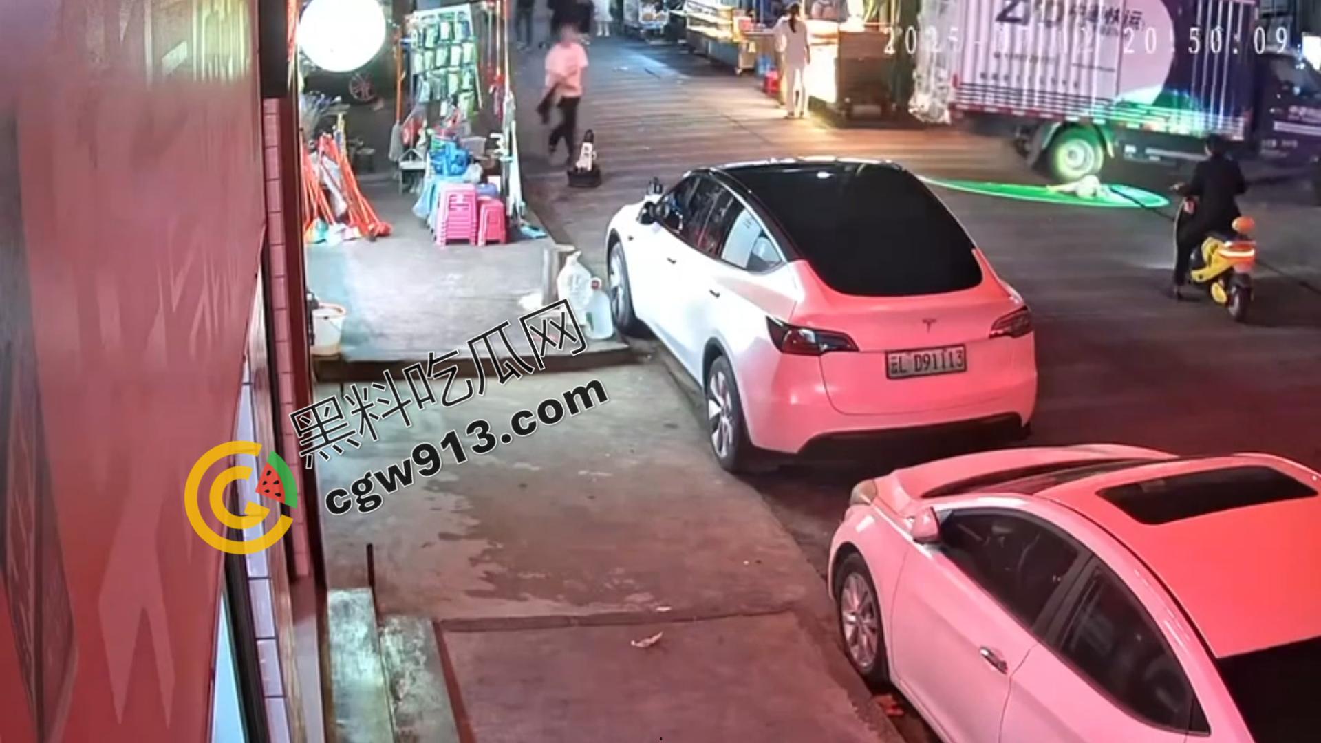 小童惨遭死亡车轮碾压!父母失职还是司机无辜?大理街头目睹令人心碎一幕