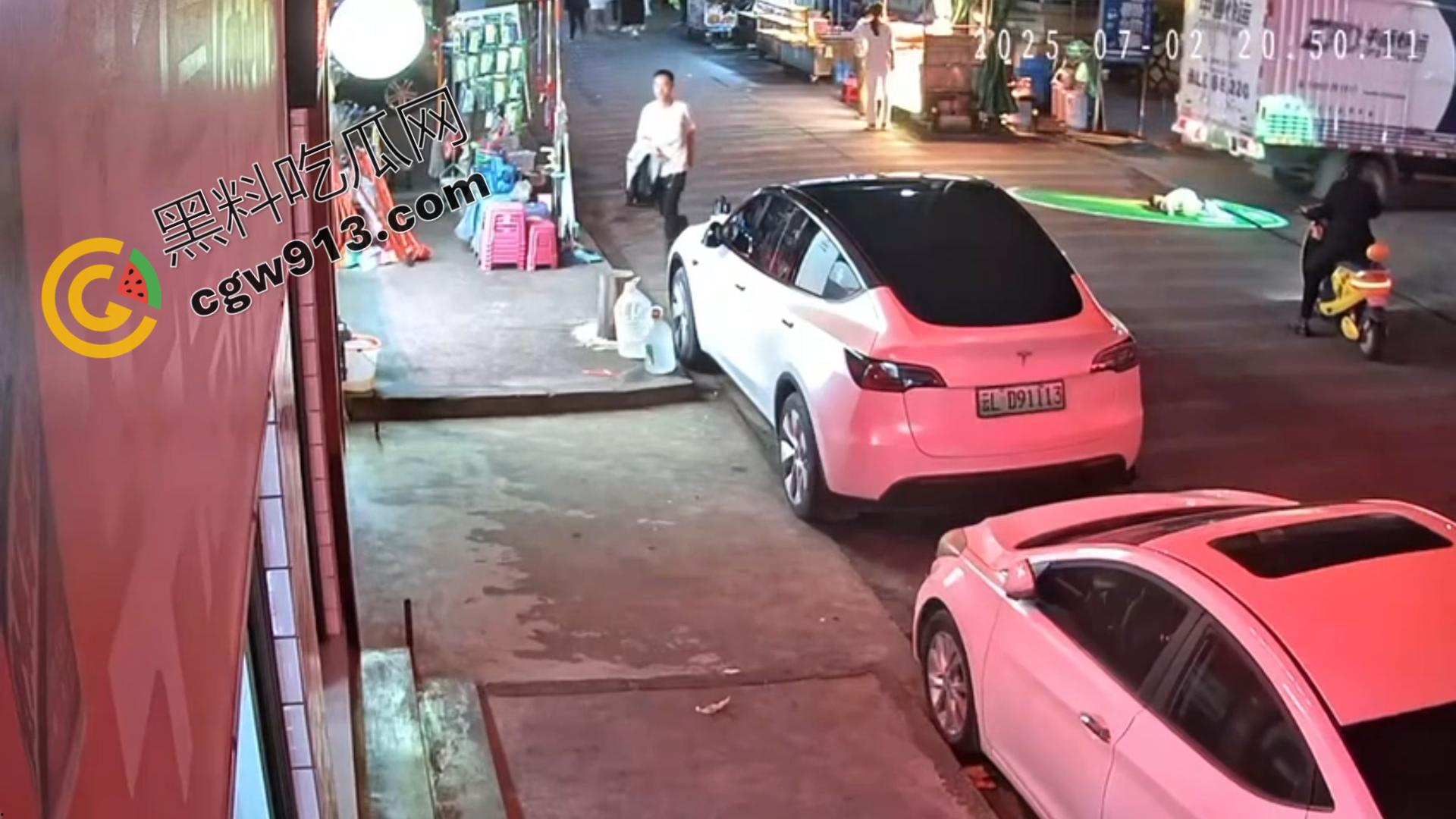 小童惨遭死亡车轮碾压!父母失职还是司机无辜?大理街头目睹令人心碎一幕