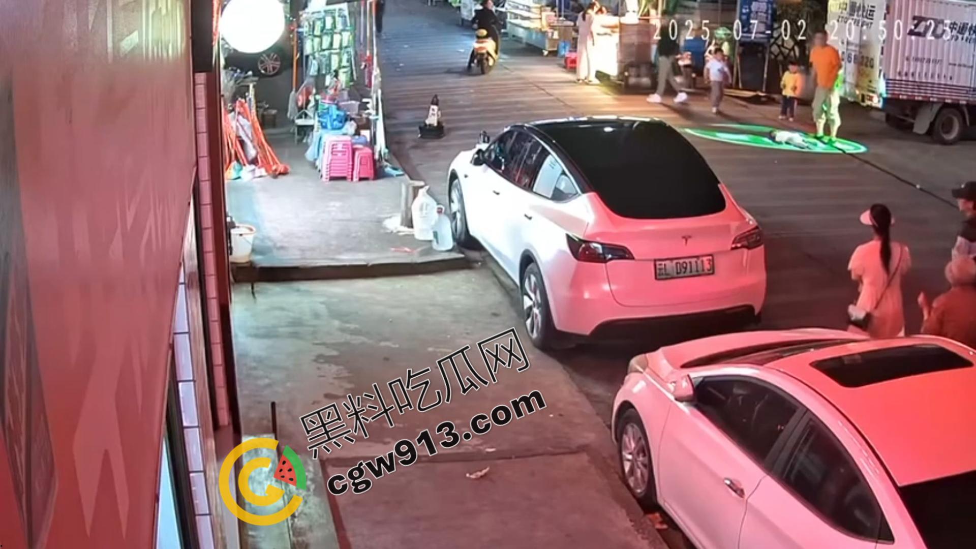 小童惨遭死亡车轮碾压!父母失职还是司机无辜?大理街头目睹令人心碎一幕