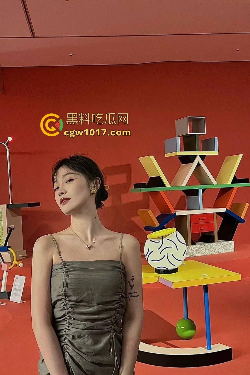 中国美术学院博士【叶露盈】不好好搞学术跑去跪舔院长鸡巴，口交时头发蹭卵蛋，院长爽完甩脸：你以为这样就能毕业？