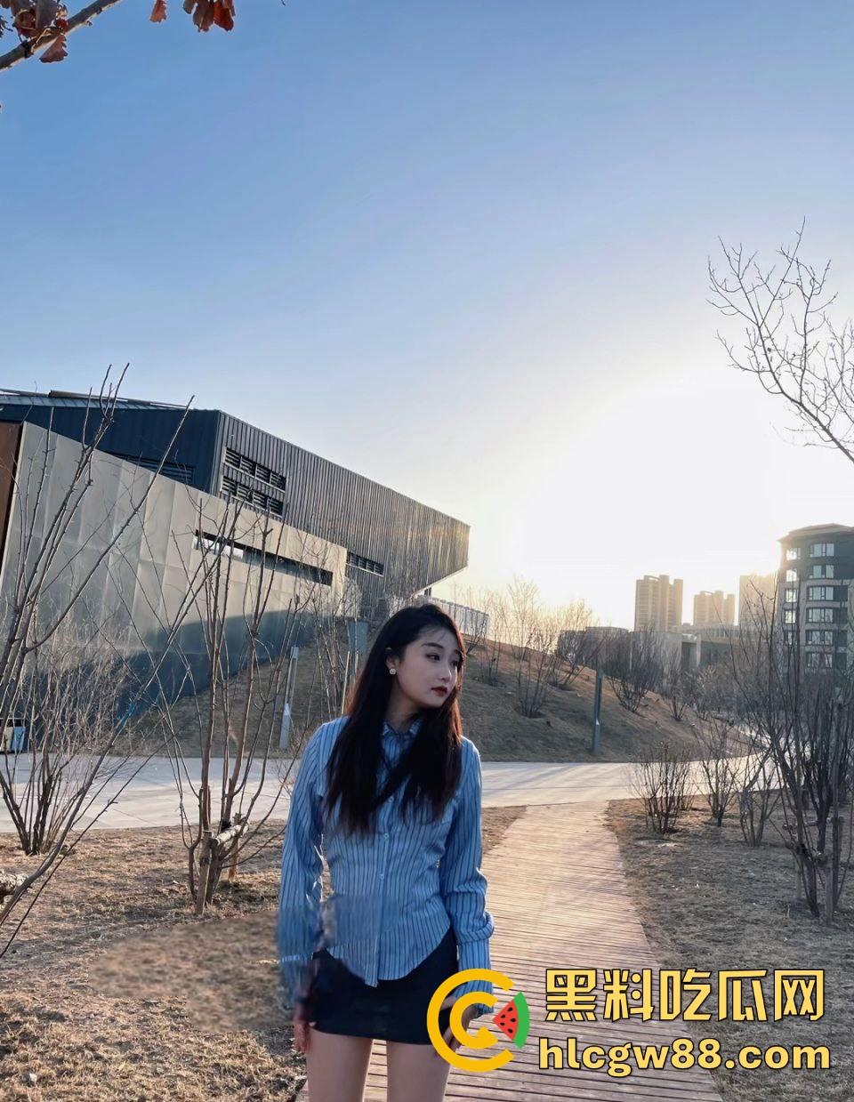 内蒙古包头轻工技术学校【王静】下海搞黄，网友裸聊私下约炮视频曝光，制服黑丝诱惑女王，乖乖女变床上尤物！