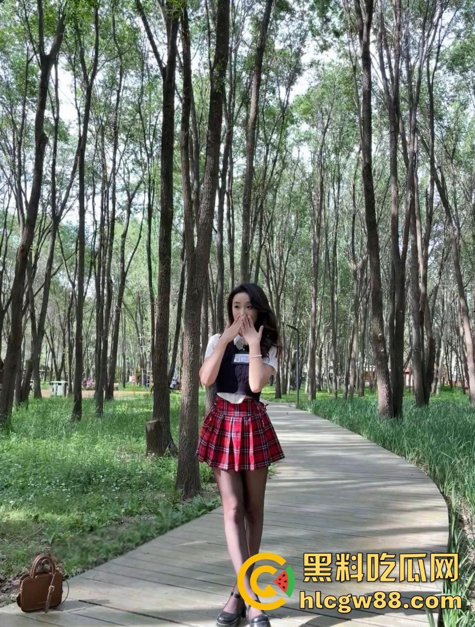 内蒙古包头轻工技术学校【王静】下海搞黄,网友裸聊私下约炮视频曝光,制服黑丝诱惑女王,乖乖女变床上尤物!