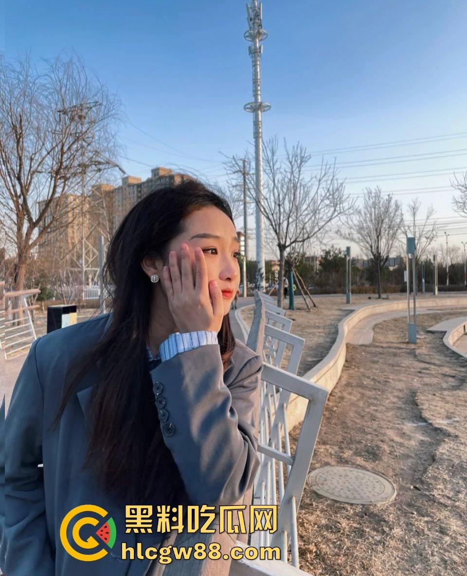 内蒙古包头轻工技术学校【王静】下海搞黄,网友裸聊私下约炮视频曝光,制服黑丝诱惑女王,乖乖女变床上尤物!