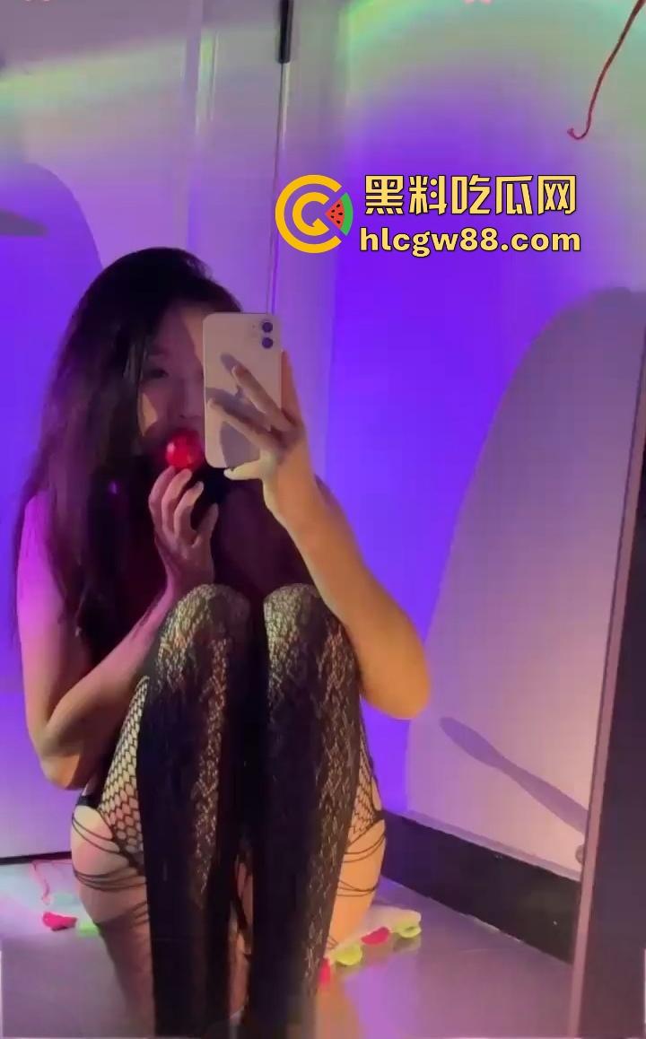 内蒙古包头轻工技术学校【王静】下海搞黄,网友裸聊私下约炮视频曝光,制服黑丝诱惑女王,乖乖女变床上尤物!