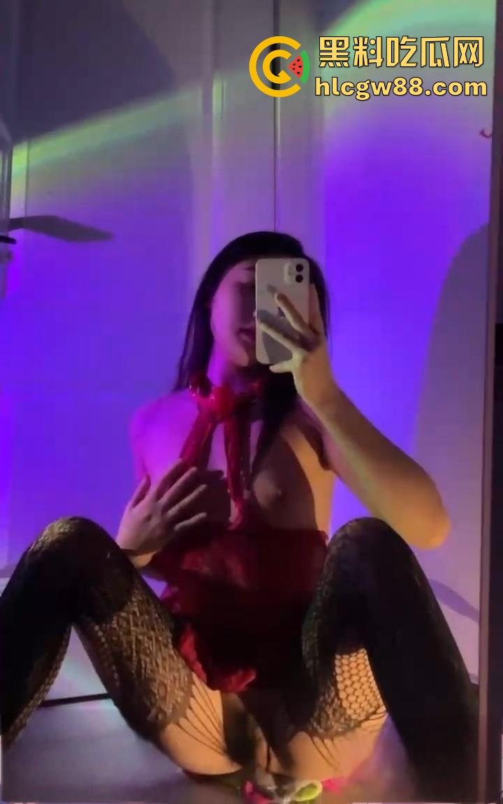 内蒙古包头轻工技术学校【王静】下海搞黄,网友裸聊私下约炮视频曝光,制服黑丝诱惑女王,乖乖女变床上尤物!