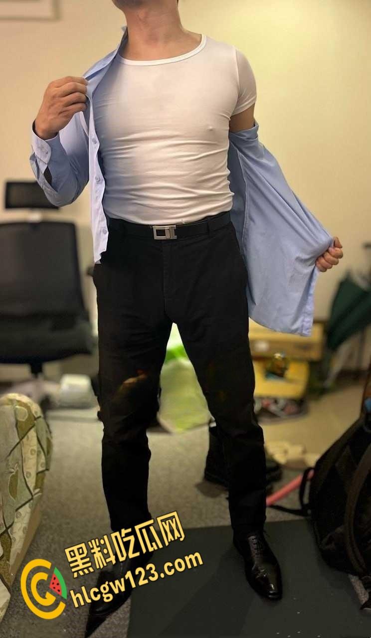 onlyfans台湾炮王男博主，约操纹身D骚货，肥臀御姐OL母狗，风情大奶少妇！