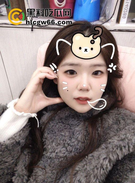 河南洛阳21岁大二骚母狗【王钦辉】白天装乖学生，晚上掰穴自拍扮女奴，嘴上喊男友爸爸叫得比谁都甜！