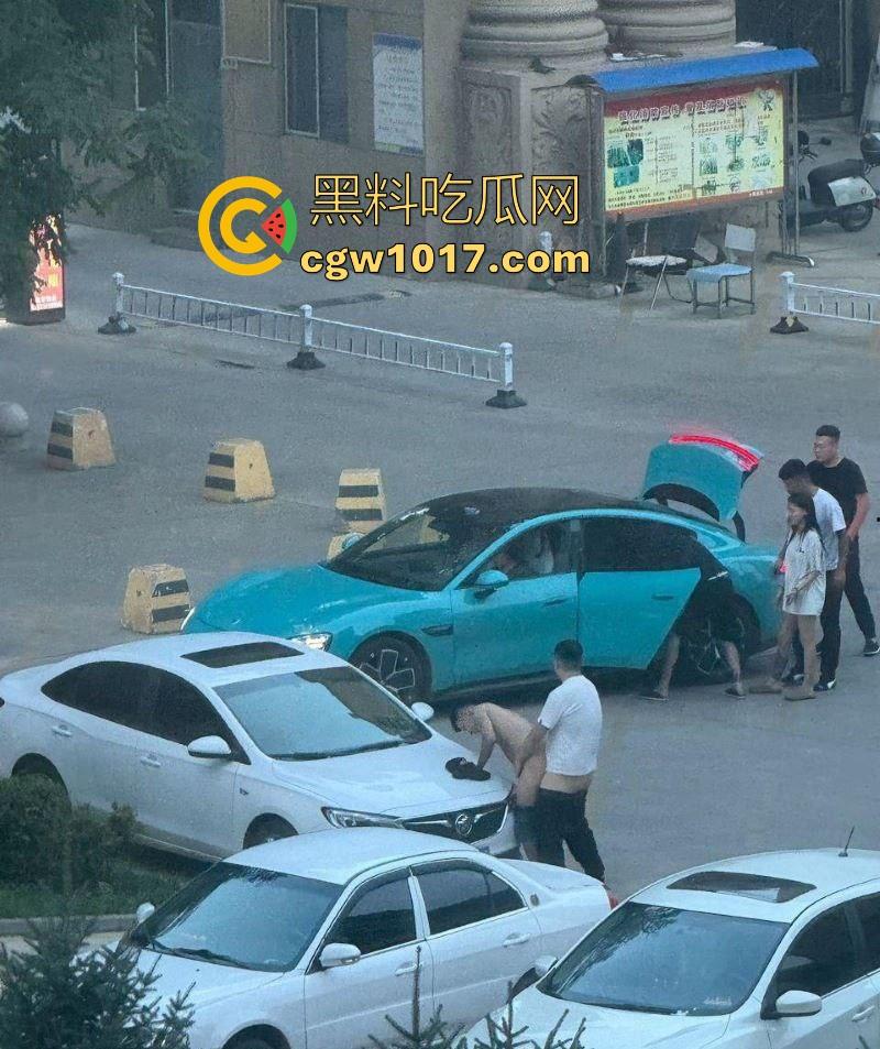 蓝色小米SU7男同野战视频曝光,光天化日俩男在车头大战,后入翘臀猛怼狂干,完全无视围观人异样眼光,小米SU7车震首选!