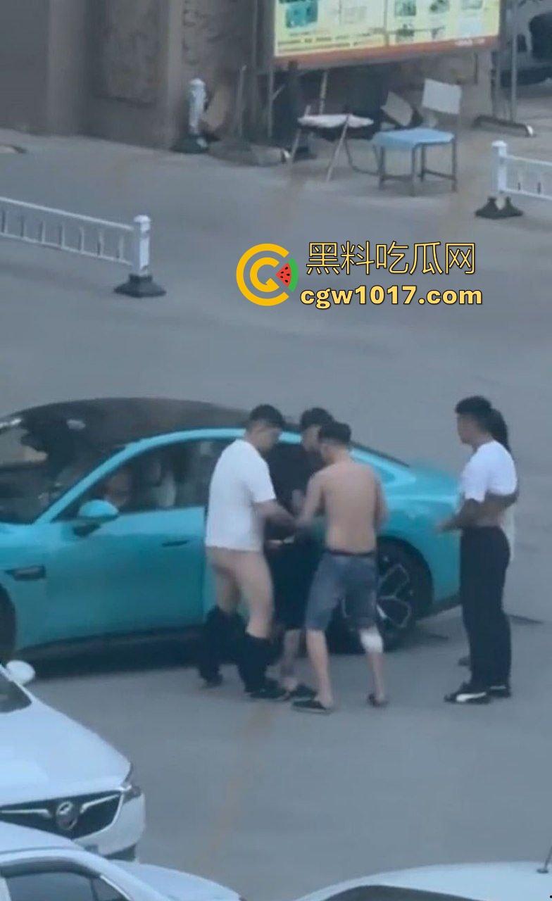 蓝色小米SU7男同野战视频曝光,光天化日俩男在车头大战,后入翘臀猛怼狂干,完全无视围观人异样眼光,小米SU7车震首选!