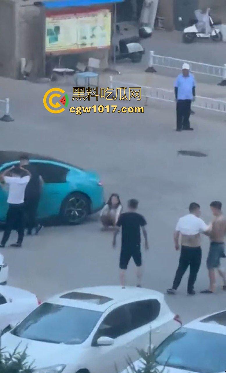 蓝色小米SU7男同野战视频曝光,光天化日俩男在车头大战,后入翘臀猛怼狂干,完全无视围观人异样眼光,小米SU7车震首选!