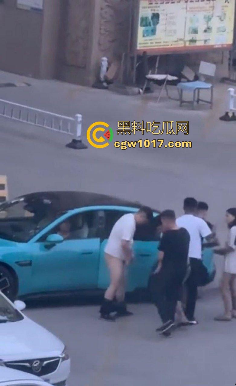 蓝色小米SU7男同野战视频曝光,光天化日俩男在车头大战,后入翘臀猛怼狂干,完全无视围观人异样眼光,小米SU7车震首选!