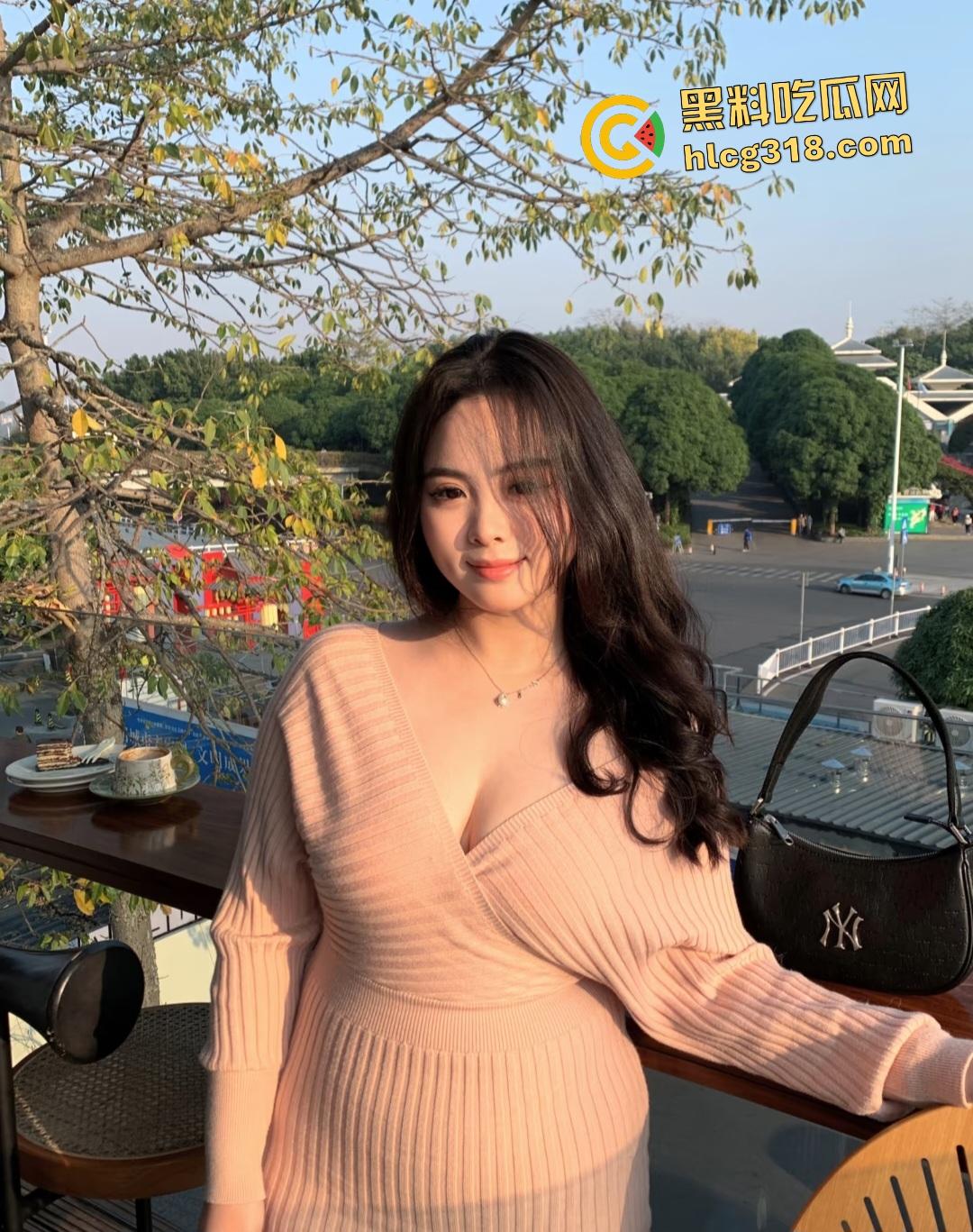 丰满大学生户外直播大衣里面全裸只穿黑丝,翘臀对镜头抠逼自慰,谁知被车上大哥偷拍正着!