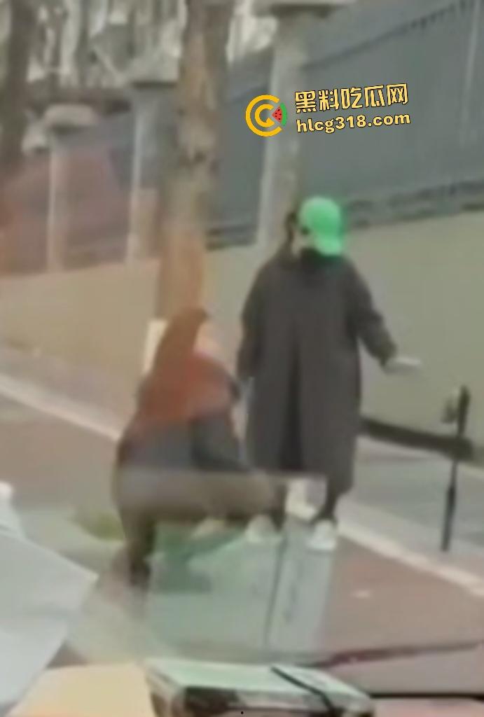 丰满大学生户外直播大衣里面全裸只穿黑丝,翘臀对镜头抠逼自慰,谁知被车上大哥偷拍正着!