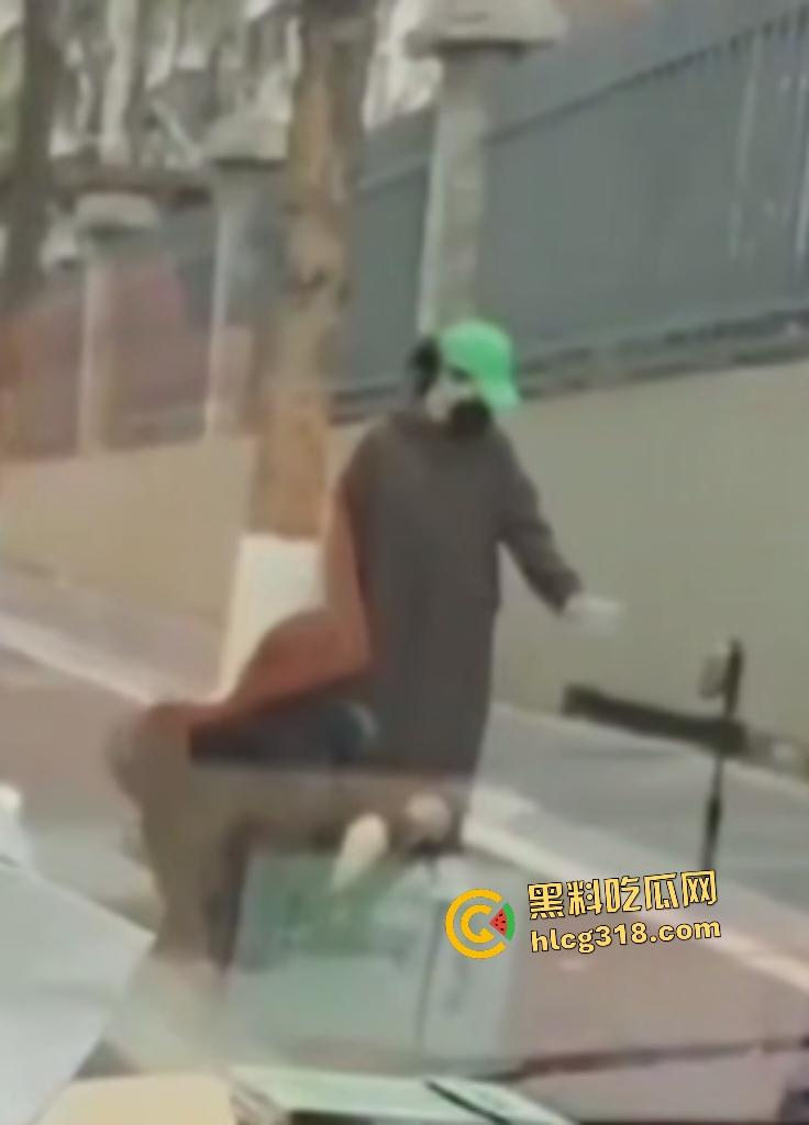 丰满大学生户外直播大衣里面全裸只穿黑丝,翘臀对镜头抠逼自慰,谁知被车上大哥偷拍正着!