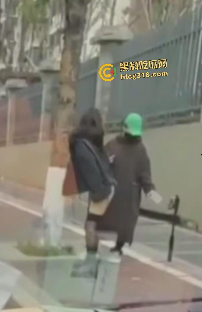 丰满大学生户外直播大衣里面全裸只穿黑丝,翘臀对镜头抠逼自慰,谁知被车上大哥偷拍正着!