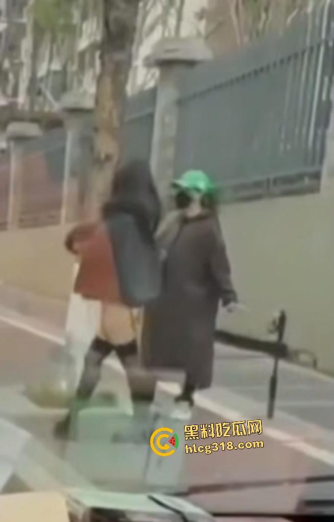 丰满大学生户外直播大衣里面全裸只穿黑丝,翘臀对镜头抠逼自慰,谁知被车上大哥偷拍正着!