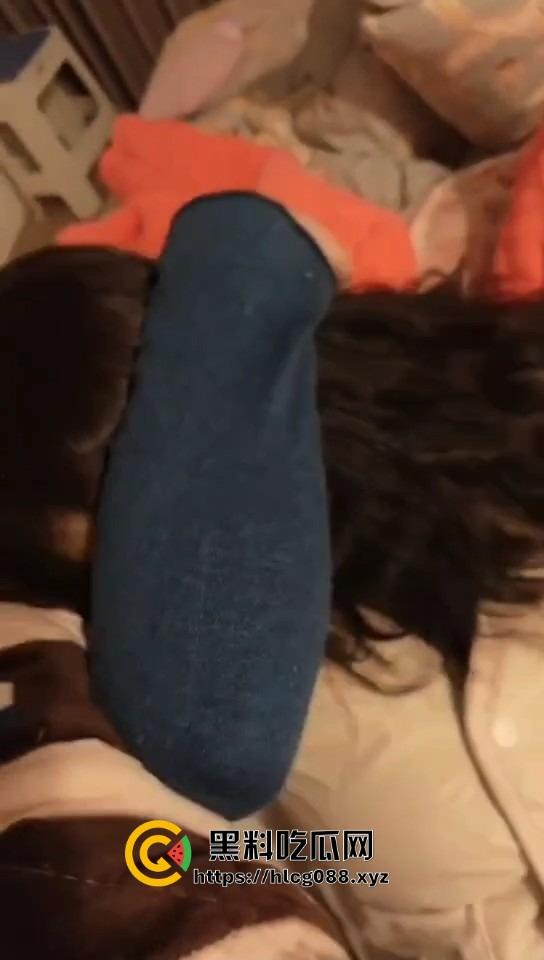 重庆沙坪坝区淫妇【杨芳仪】王者荣耀玩安琪拉勾汉子开操,老公气炸甩出聊天屌穴视频,这浪货一把年纪还挺骚!